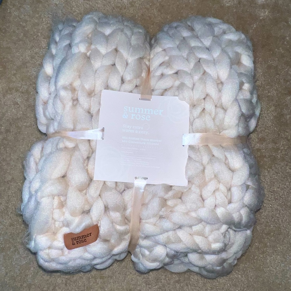Super soft Summer & Rose oversized knit throw blanket